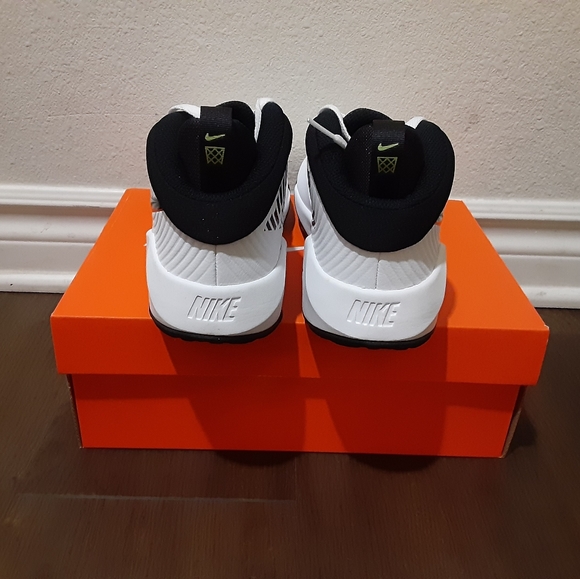 Nike - Picture 2 of 4